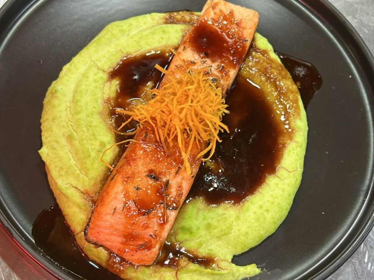 Salmón Hoisin & Crema Verde